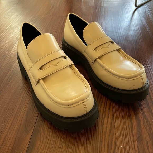 Vagabond Cosmo 2.0 Cream Loafers - fits 9-10, like new - Picture 2 of 3